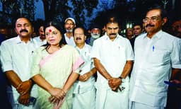 'പ്രകടനം നിര്ത്തിയിട്ടേ പ്രഖ്യാപനമുള്ളൂ' ,'മുഖ്യമന്ത്രി സ്ഥാനാര്ഥി'കളെ നിര്ത്തിപ്പൊരിച്ച് ഹൈക്കമാന്ഡ്