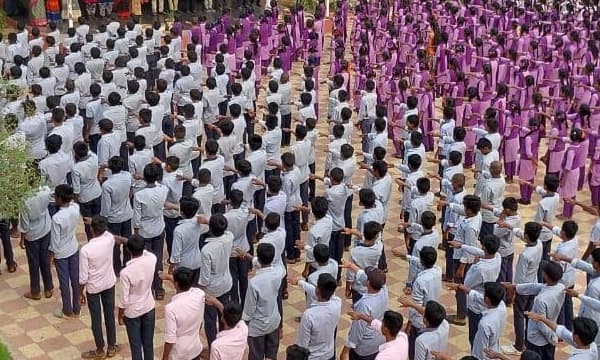 വിദ്യാർത്ഥികൾ തൊപ്പിയും ഹിജാബും ധരിക്കാൻ ആവശ്യപ്പെട്ടു; മൂന്ന് അധ്യാപകർക്ക് സസ്പെൻഷൻ