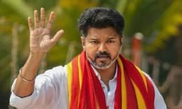 എഐഎഡിഎംകെയില് പിളര്പ്പ്: വിജയിയെ പിന്തുണയ്ക്കാന് ഒരു വിഭാഗം; ഇപിഎസിനൊപ്പം 17 എംഎല്എമാര് മാത്രം