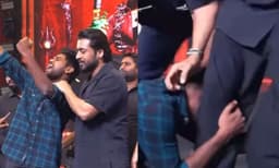 കാലില് വീണ ആരാധകനെ ചേര്ത്തുനിര്ത്തി സെല്ഫി എടുത്ത് സൂര്യ; കൈയ്യടിച്ച് സോഷ്യല് മീഡിയ- വീഡിയോ വൈറല്