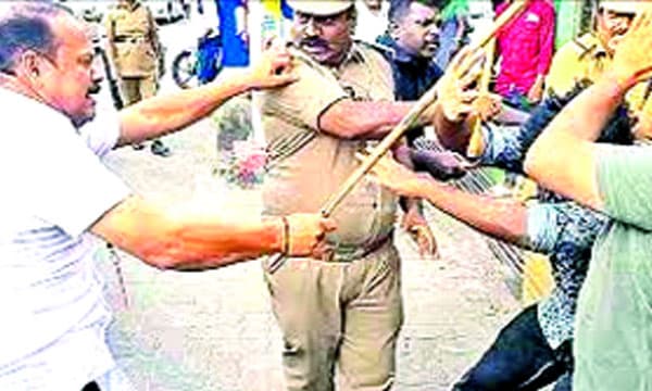 നവകേരള യാത്രയ്ക്ക് കരിങ്കൊടി കാട്ടി അടിയേറ്റയാള് ഇപ്പോള് നിയുക്ത എംഎല്എ ; ക്രൂരമായി മര്ദിച്ച മുഖ്യമന്ത്രിയുടെ ഗണ്മാന്മാര് ശരിക്കും വലയും