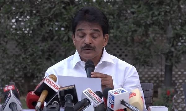 ത്രിവർണ പതാക പുതപ്പിച്ച് മരിക്കണം; കെസി വികാരാധീനനായി; ഇനിയെങ്ങോട്ട്?