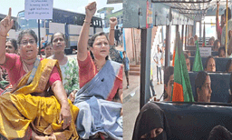 സ്ത്രീകളുടെ സൗജന്യ യാത്ര; കാസർഗോഡും, കോഴിക്കോടും ടെർമിനലുകൾ ഉപരോധിച്ച് മഹിളാ മോർച്ച