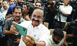 വി.ഡി. സതീശന് സര്ക്കാര് ഇന്ന് സ്റ്റാര്ട്ടാകും ; സത്യപ്രതിജ്ഞ ഇന്ന് രാവിലെ 10-ന്