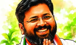 രാഷ്ട്രീയഗുരുവിനോടുള്ള ആദരവ്, മകന് ഉന്നതപദവി ; അരുവിക്കര മുന് എം.എല്.എ ശബരീനാഥനെ മുഖ്യമന്ത്രി ഓഫീസിലേക്ക് കൂടെ കൂട്ടി