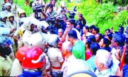 മലയിടംതുരുത്ത് ഉന്നതിയൊഴിപ്പിക്കല്: ആത്മഹത്യാ ഭീഷണിയും ജലപീരങ്കിയും; സ്ത്രീകളെ തള്ളിമാറ്റി പോലീസ്