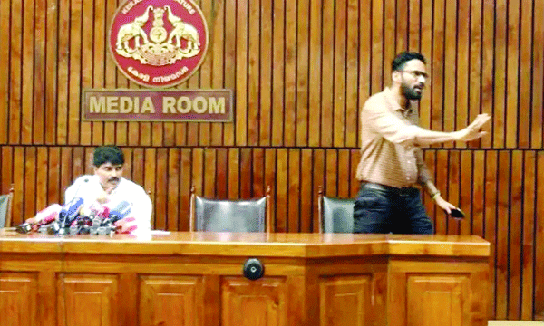 മന്ത്രിക്കൊപ്പം മാധ്യമപ്രവര്ത്തകനെ വാഹനമിടിപ്പിച്ച് കൊന്ന കേസിലെ പ്രതി ; 'കൊലയാളിയെ മന്ത്രി ഒപ്പമിരുത്തരുത്' എന്നാവശ്യപ്പെട്ടു പ്രതിഷേധം