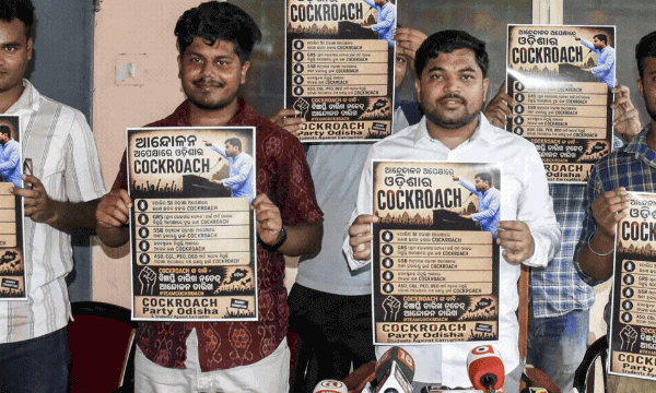 ധര്മ്മേന്ദ്രപ്രധാന് രാജിവെയ്ക്കണം ; ജന്തര്മന്ദര് നിറഞ്ഞ് പാറ്റകള് ; സുരക്ഷയ്ക്കായി 2000 പോലീസുകാര്