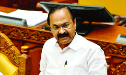 കുടുംബങ്ങള്ക്ക് 25 ലക്ഷത്തിന്റെ ചികിത്സാ പരിരക്ഷ; 'ഉമ്മന്ചാണ്ടി ആരോഗ്യ ഇന്ഷുറന്സ്' പ്രഖ്യാപനവുമായി മുഖ്യമന്ത്രി