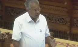 ചെളിവെള്ള കുപ്പിയുമായി പിണറായി സഭയിൽ; ജലപീരങ്കിയിൽ സെപ്റ്റിക് ടാങ്കിൽ നിന്നുള്ള വെള്ളമാണോയെന്ന് പ്രതിപക്ഷം