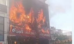 "എന്റെ മോന്റെ അടുത്തേക്ക് എന്നെ ഒന്നു വിടൂ"..ലഖ്നൗവിലെ ആ അമ്മയുടെ കരച്ചിൽ ഹൃദയഭേദകം