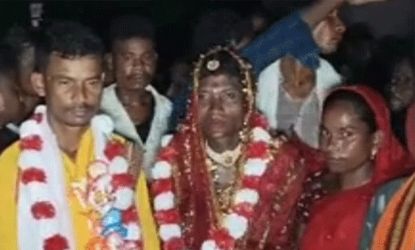 മഴദൈവങ്ങളെ പ്രീതിപ്പെടുത്താന് ആണ്കുട്ടികള് തമ്മില് പ്രതീകാത്മക വിവാഹം; ഒഡീഷയിലെ ഒരു വിചിത്ര ഗ്രാമീണ ആചാരം