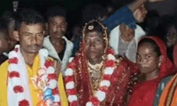 മഴദൈവങ്ങളെ പ്രീതിപ്പെടുത്താന് ആണ്കുട്ടികള് തമ്മില് പ്രതീകാത്മക വിവാഹം; ഒഡീഷയിലെ ഒരു വിചിത്ര ഗ്രാമീണ ആചാരം