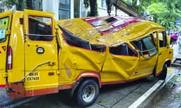 മുംബൈയില് സ്കൂള്ബസിന് മുകളില് മരംവീണ് വിദ്യാര്ഥിക്കു ദാരുണാന്ത്യം