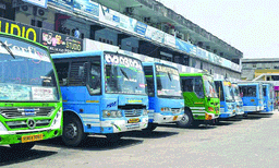 പ്രിയദര്ശനി വയറ്റത്തടിച്ചെന്ന് സ്വകാര്യബസ് മേഖല ; പലയിടത്തും ബസ് തൊഴിലാളികളുടെ വേതനം വെട്ടിക്കുറച്ചു, 1200 രൂപ കിട്ടിയിടത്ത് 600 രൂപയാക്കി