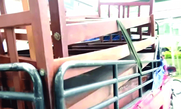 കൊണ്ടുപോകാന് മൊബൈല് ആപ് വഴി വാഹനം ബുക്ക് ചെയ്തു ; മഹാരാജാസ് കോളജ് ഹോസ്റ്റലില്നിന്ന് കട്ടിലുകള് മോഷ്ടിക്കാന് ശ്രമം ; സെക്യൂരിറ്റി ജീവനക്കാരന് തടഞ്ഞു