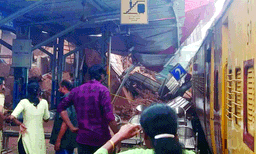 ക്ളോക്ക് ടവര് തകര്ന്ന സംഭവം : ട്രെയിനുകള് വഴിതിരിച്ചുവിടുന്നു ; മുന്നറിയിപ്പും അവഗണിച്ചു