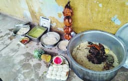 തളിപ്പറമ്പിലെ ഹോട്ടലുകളില് വ്യാപക റെയ്ഡ്; പഴകിയ ഭക്ഷ്യവസ്തുക്കള് പിടിച്ചെടുത്തു