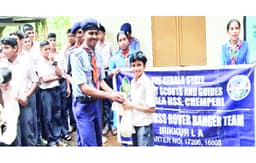 പ്ലാസ്റ്റിക് ഫ്രീ സ്കൂള്: കോട്ടണ് ബാഗുകള് വിതരണം ചെയ്തു