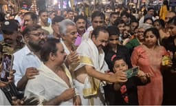 ചിരിച്ചും ചിത്രമെടുത്തും ഭക്തർക്കൊപ്പം മുഖ്യമന്ത്രി