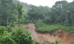 പലയിടത്തും പാതകളില് മണ്ണിടിച്ചില്; വെള്ളപ്പൊക്കം, വിനോദസഞ്ചാര മേഖലകളെല്ലാം അടച്ചു