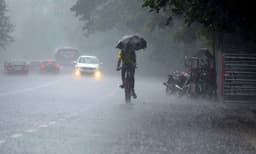 മഴ ഇന്നും കനക്കും; പിന്നെ കുറയും; 62 ദിവസത്തിനുശേഷം തനിസ്വരൂപം കാട്ടി കാലവര്ഷം