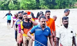 തോരാതെ ദുരിതം, 12 മരണം, 8 പേരെ കാണാതായി, ഇന്ന് പത്ത് ജില്ലകളില് യെല്ലോ അലര്ട്ട്