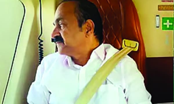 'അന്ന് ധൂര്ത്ത്, ഇന്ന് സ്വന്തം കാര്യം'; മുഖ്യമന്ത്രിക്കെതിരേ സി.പി.എം.