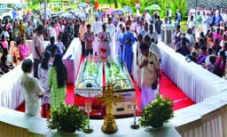 നാടിന്റെ നൊമ്പരമായി റെജീനയും ജോസഫൈനും , ഉരുള്പൊട്ടലില് പൊലിഞ്ഞ അമ്മയ്ക്കും മകനും കണ്ണീരോടെ വിട