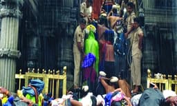 നിറപുത്തരി പൂജകള്ക്കായി നടതുറന്നു; ശബരിമല സന്നിധാനത്ത് കനത്തമഴ