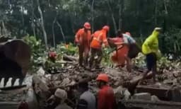 കനത്തമണ്ണിടിച്ചില്, പാറക്കല്ലും മരങ്ങളും മണ്ണും റോഡില്; പരപ്പനങ്ങാടിയില് സംസ്ഥാനപാതയില് തടസ്സം