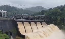 മദ്ധ്യകേരളത്തിലും തീരപ്രദേശങ്ങളിലും പ്രളയം ; പക്ഷേ ജലവൈദ്യൂതി ഡാമുകളില് ശേഷിയുടെ പകുതി പോലുമായില്ല
