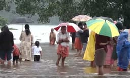 10 ജില്ലകളില് ഓറഞ്ച് അലേര്ട്ട് ; നാല് ദിവസത്തേക്ക് കൂടി മഴ ; നാളെ 10 ജില്ലകളില് യെല്ലോ അലേര്ട്ട്