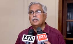 മുഖ്യമന്ത്രി ഹെലികോപ്റ്ററില് പറന്നത് നിക്ഷേപകരെ കാണാനല്ല ; ഭാര്യാപിതാവിനെ സന്ദര്ശിക്കാനെന്ന് ബിനോയ് വിശ്വം