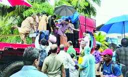 മഴക്കലിയില് മരണം 25; ഇടുക്കി, കാസര്ഗോഡ് ജില്ലകളില് മിന്നല്പ്രളയ സാധ്യത, ഇന്ന് ഒന്പത് ജില്ലകളില് ഓറഞ്ച് അലെര്ട്ട്