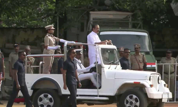 വന്ദേമാതരം ഒഴിവാക്കി! ദേശീയ ഗാനത്തിന്റെ അകമ്പടിയോടെ തലസ്ഥാനത്ത് ദേശീയ പതാക ഉയര്ത്തി മുഖ്യമന്ത്രി വി ഡി സതീശന്