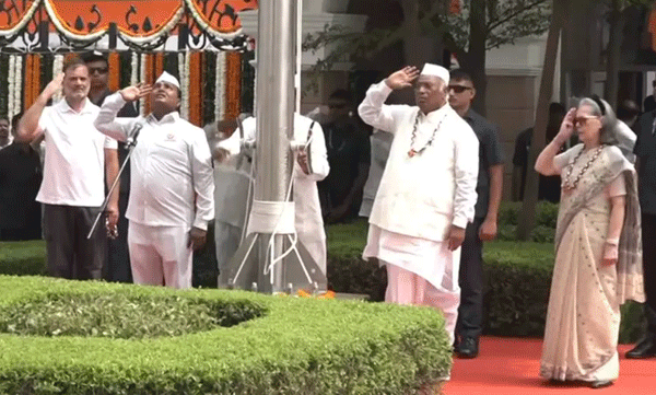'സ്റ്റോപ്പ്' എന്ന് ആംഗ്യം കാണിച്ച് സോണിയാ ഗാന്ധി; സ്വാതന്ത്ര്യദിനാഘോഷത്തിനിടെ കോൺഗ്രസ് ആസ്ഥാനത്ത് വന്ദേമാതരം മുഴുവന് പാടിയത് വിവാദത്തില്