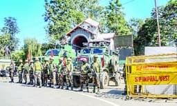 മണിപ്പുരില് പ്രതിഷേധം അക്രമാസക്തം; പത്തുപേര്ക്കു പരുക്ക്