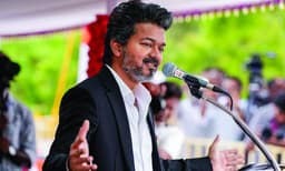 വമ്പന് പ്രഖ്യാപനങ്ങളുമായി വിജയ് സ്ത്രീകള്ക്ക് എക്സ്പ്രസിലും 'ഫ്രീ'യാത്ര;
ഒരു വര്ഷം മൂന്ന് സൗജന്യ സിലിണ്ടര്