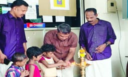 ആദിവാസി കുരുന്നുകള്ക്കൊപ്പം ഓണം ആഘോഷിച്ച് മൂഴിയാര് പോലീസ്