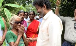 വയോധികയ്ക്ക് സൺഗ്ലാസ് സമ്മാനിച്ച് തമിഴ്നാട് മുഖ്യമന്ത്രി വിജയ്; വൈറലായി വീഡിയോ