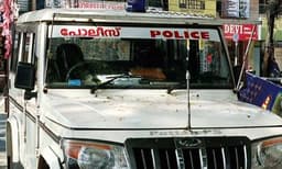 പോലീസ് വാഹനം ഇടിച്ചയാളെ ആശുപത്രിയില് എത്തിച്ചില്ല; പുതുക്കാട് സ്റ്റേഷനില് കൂട്ട സസ്പെന്ഷന്