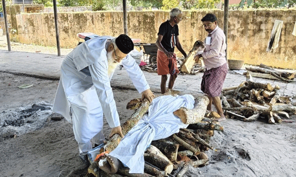 ബന്ധുക്കള് എത്തിയില്ല, 12 ദിവസം മോര്ച്ചറിയില് ; ശിവകുമാറിന് ചിതയൊരുക്കി യാക്കോബായ സഭാ വൈദികന് ; ഇതര സംസ്ഥാനക്കാരന്റെ സംസ്കാരം വലിയ ചുടുകാട്ടില്