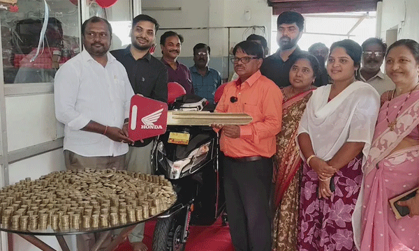 മൂന്ന് വര്ഷം 10 രൂപ നാണയങ്ങള് സൂക്ഷിച്ചു ; എണ്ണിയപ്പോള് കിട്ടിയത് 1.23 ലക്ഷം സമ്പാദ്യം; ആക്ടീവ സ്കൂട്ടര് വാങ്ങി...!