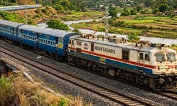 കര്ശന നടപടിയുമായി റെയില്വേ; ഫോണില് മറ്റ് യാത്രക്കാര്ക്ക് ബുദ്ധിമുട്ടുണ്ടാക്കും വിധം പാട്ടുകേട്ടാലും സംസാരിച്ചാലും പിഴ